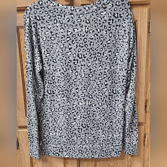 NWOT SECRET TREASURES Women's Super Soft Leopard Print Long Sleeve Top - Picture 10 of 11